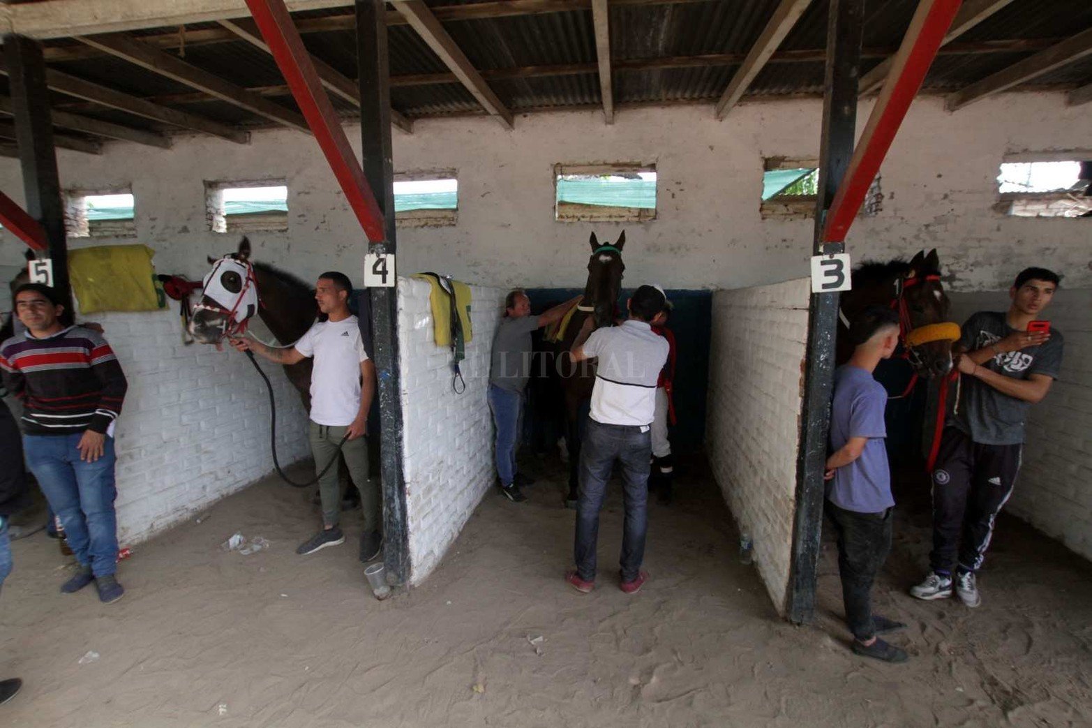 Vida cotidiana en el hipódromo de la Flores en la jornada de sábado con buena asistencia de público.