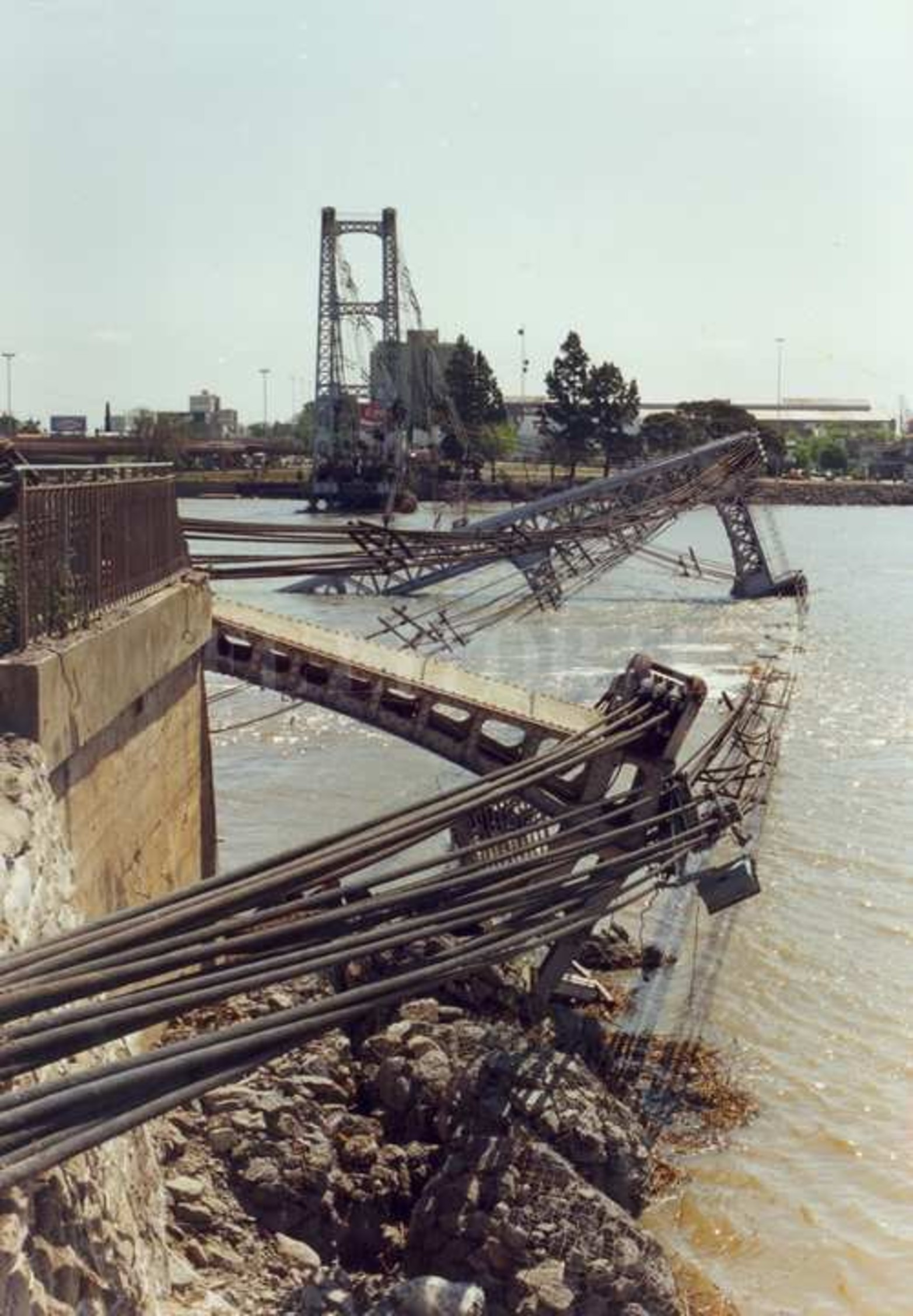 Así quedó la estructura del puente colgante en septiembre de 1983.
