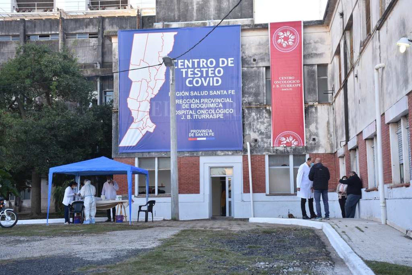 La ciudad de Santa Fe tiene un nuevo lugar para realizar hisopado: El viejo hospital Iturraspe. Con turno previo se ingresa por Perón al 3400 y se sale por calle Obispo Gelabert.