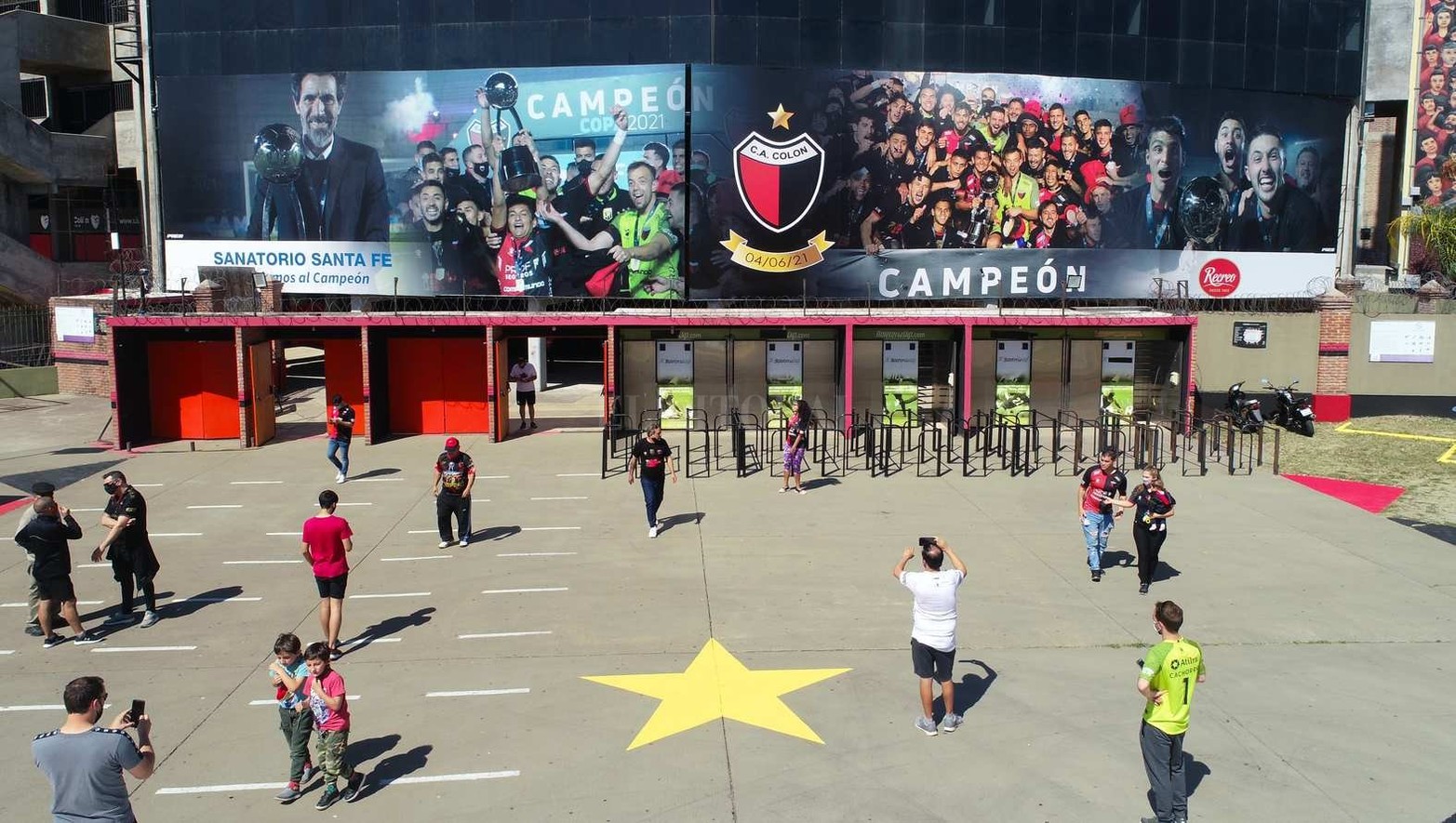 El ingreso principal del estadio de Colón "Brigadier López" luce renovado y con la histórica estrella conquistada el pasado viernes 4 de junio.