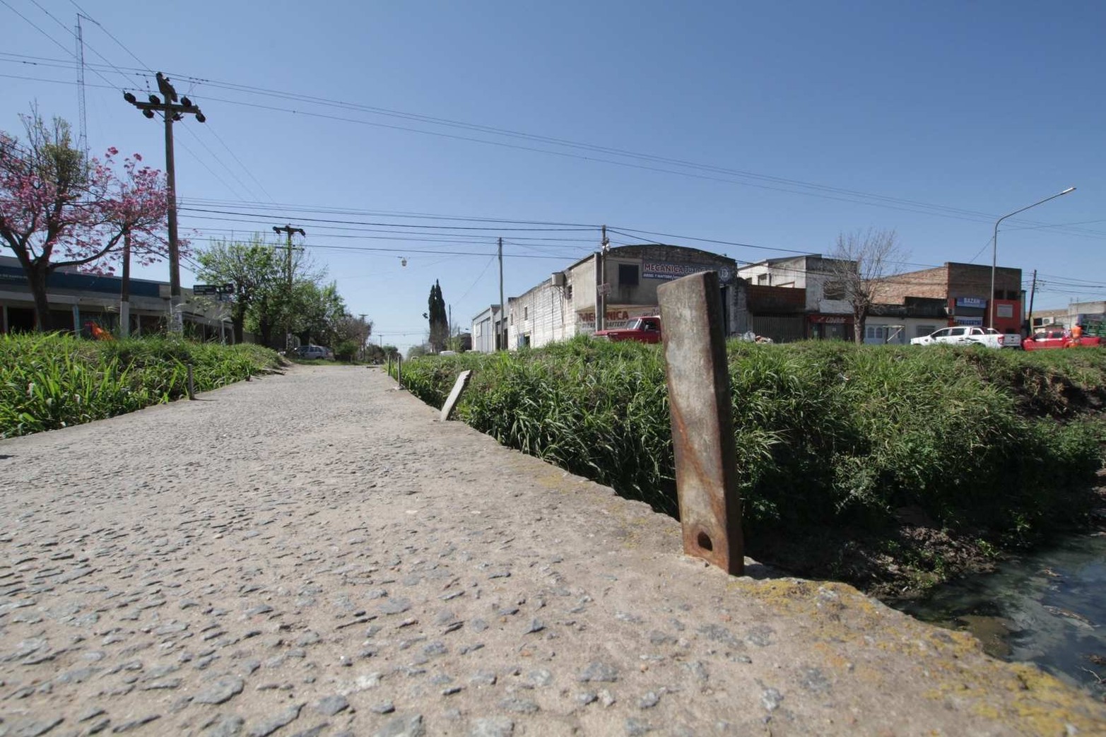 Entre sus demandas actuales figura la necesidad de entubar un zanjón a cielo abierto que ocasiona problemas. Hasta 1974 en la zona sólo había quintas donde se cosechaban mandarinas. Gracias a un loteo se originó el barrio.