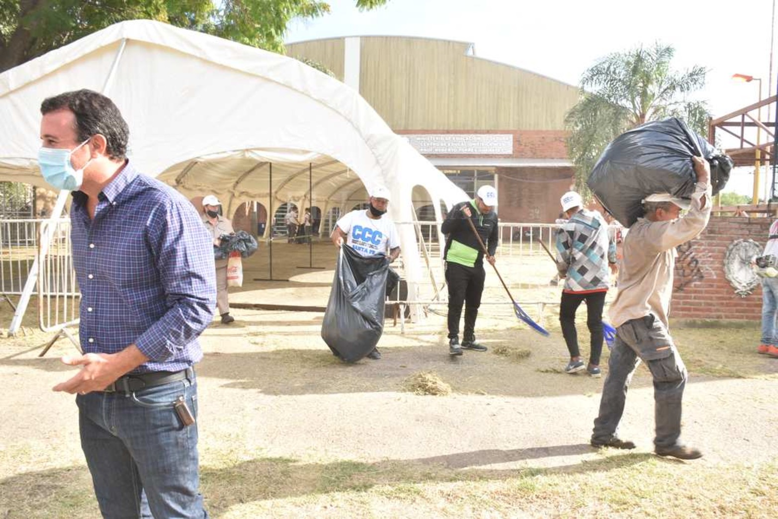 El funcionario Ignacio Martínez Kerz (Secretario de Prácticas Socio Comunitarias del Ministerio de Desarrollo Social) indicó a la prensa que en la jornada de este miércoles, de 14 a 18 comenzará la prueba piloto de vacunación a 400 docentes. 