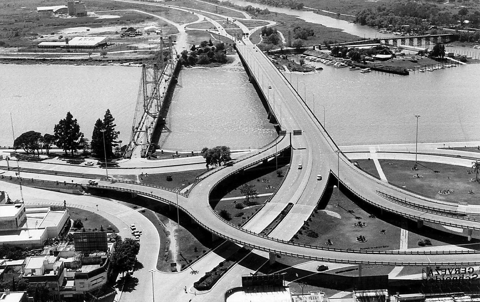 El puente Oroño comenzó a construirse en 1968 y el 29 de septiembre de 1971 se habilitó oficialmente. Se pensó como un refuerzo al Puente Colgante.