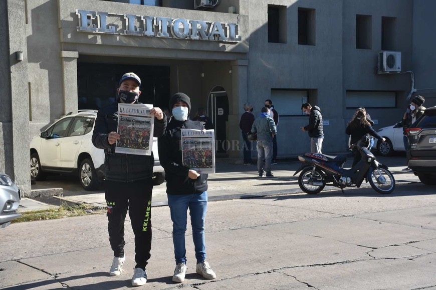 Colón campeón:Todos quieren guardar el diario El Litoral