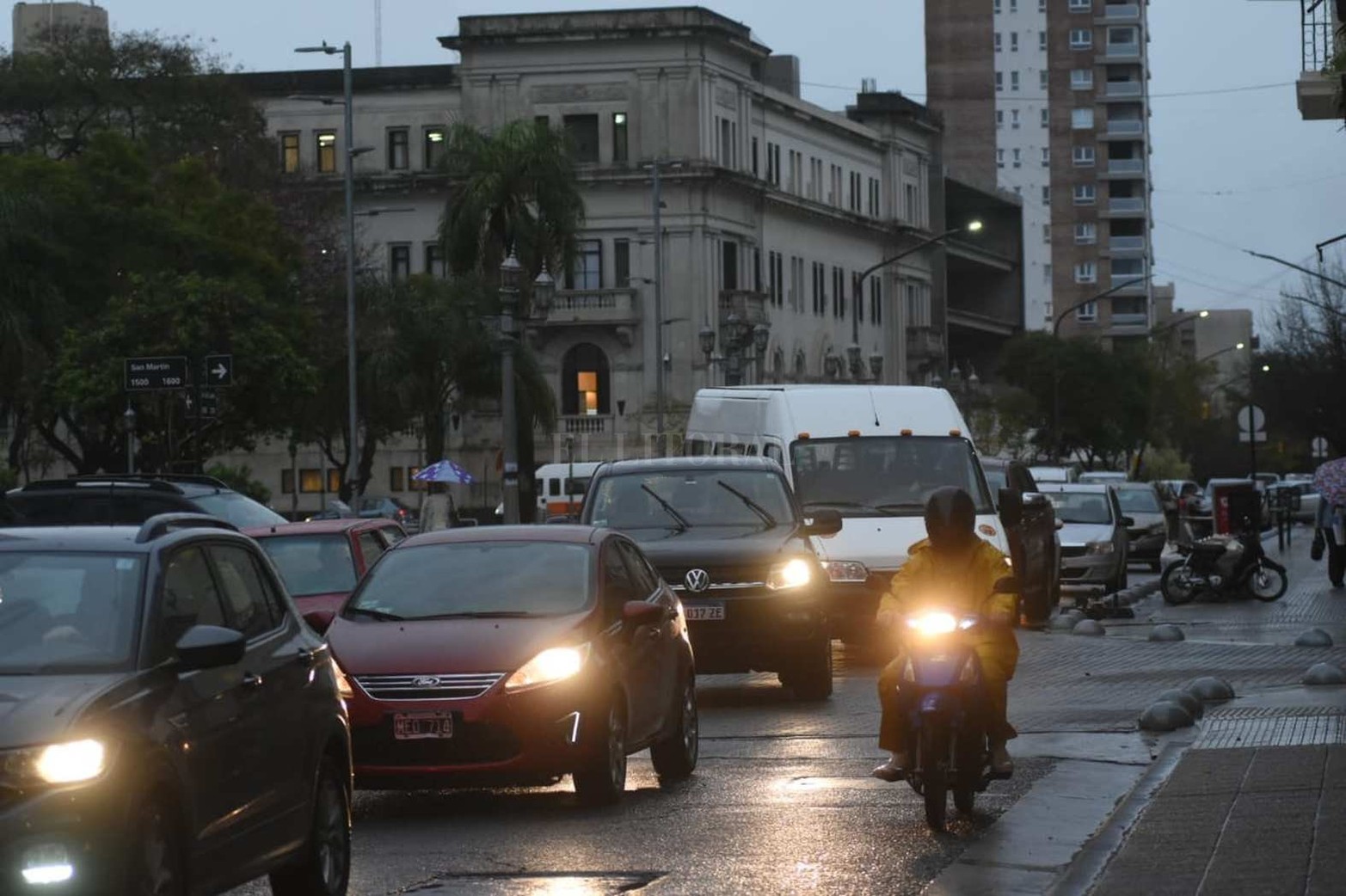 La presencialidad en su primer día de lluvia en el ingreso a las escuelas. El tránsito vehicular se desborda en el micro centro y centro de la ciudad.