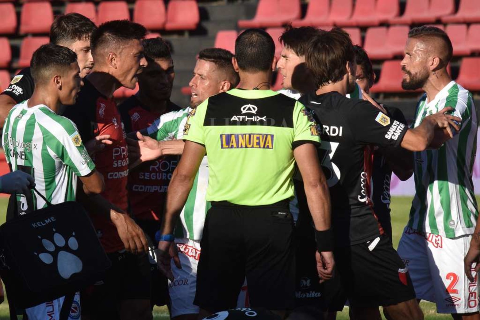 Colón empató 0 a 0 con Argentino y sigue invicto y puntero en el torneo de la liga profesional de fútbol.