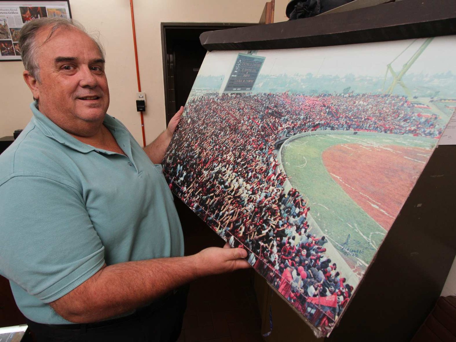 Alejandro Villar y su foto emblemática. El 26 de junio es el día del hincha de Colón, en honor a aquella movilización de 1989.