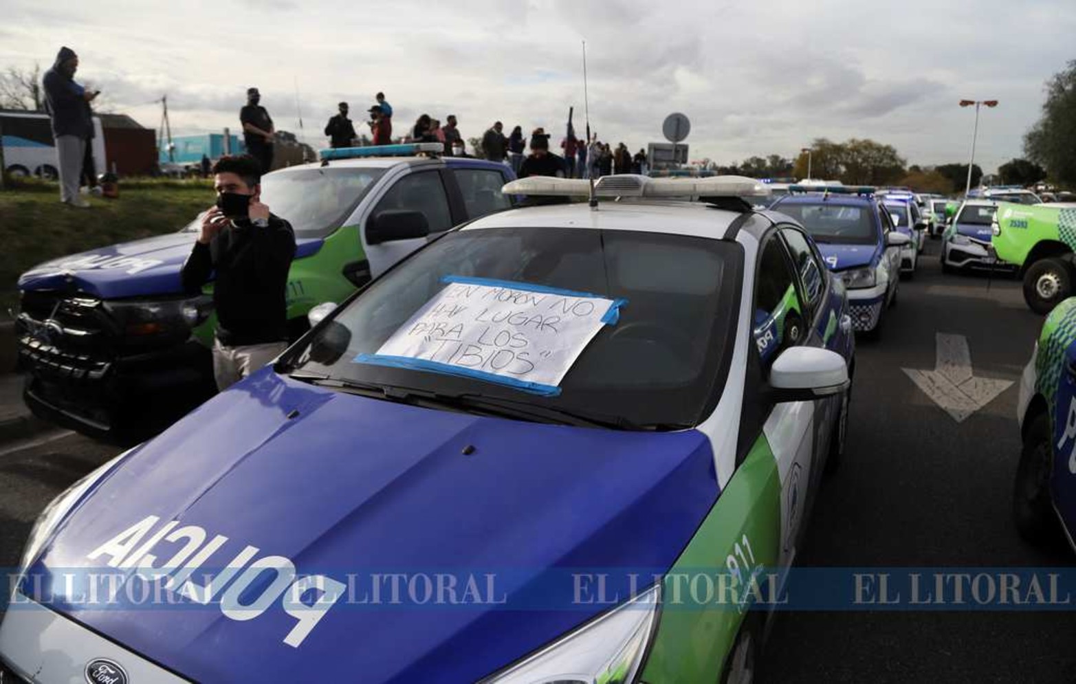 La policía de la provincia de Buenos Aires reclama aumento de sueldo. Al ser una institución sin representación gremial, usaron los propios móviles oficiales para llevar adelante la protesta.