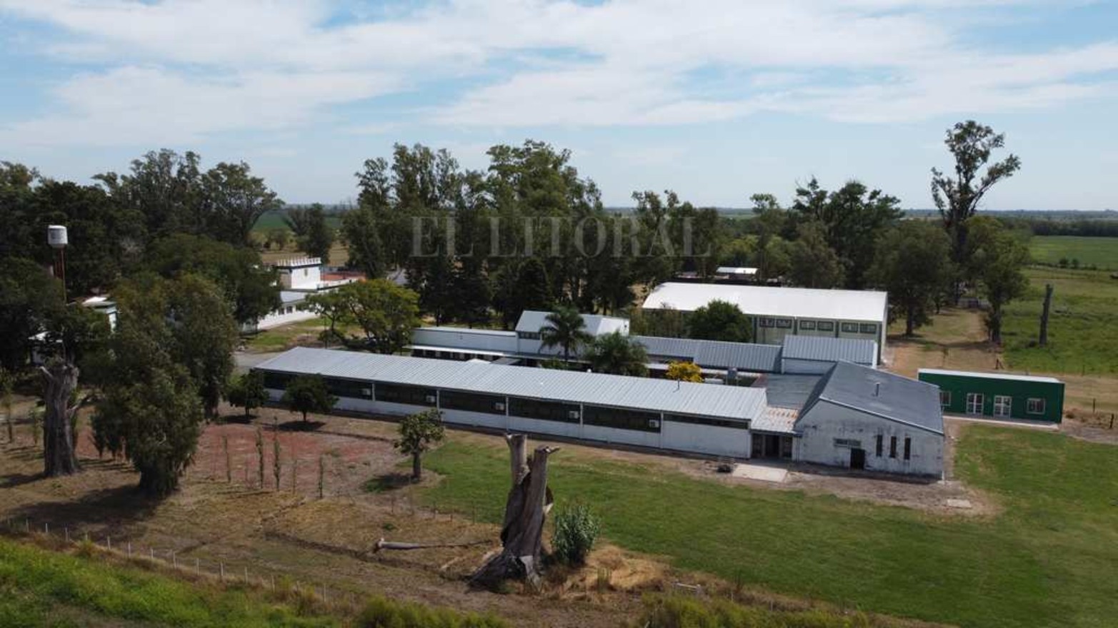 La Escuela Agrotécnica Nº 299 Carlos Sylvestre Begnis, lleva 55 años formando alumnos con especialidades en la producción rural. Hay 14 unidades didáctico-productivas. El predio es de 500 hectáreas.