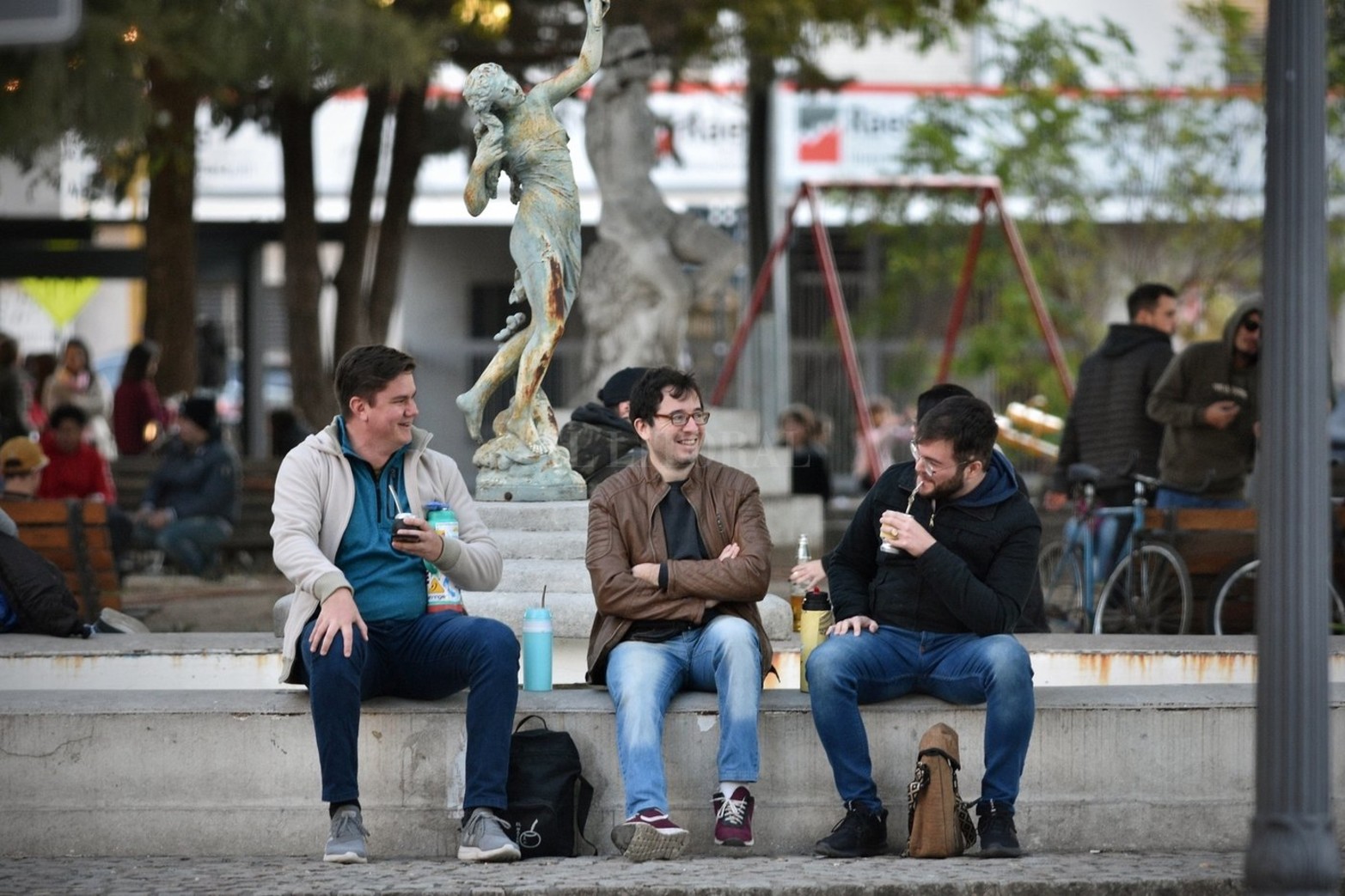 Se celebra el Día del Amigo y muchos grupos de personas salen a festejar en bares, restaurantes y espacios públicos tradicionales de la ciudad.