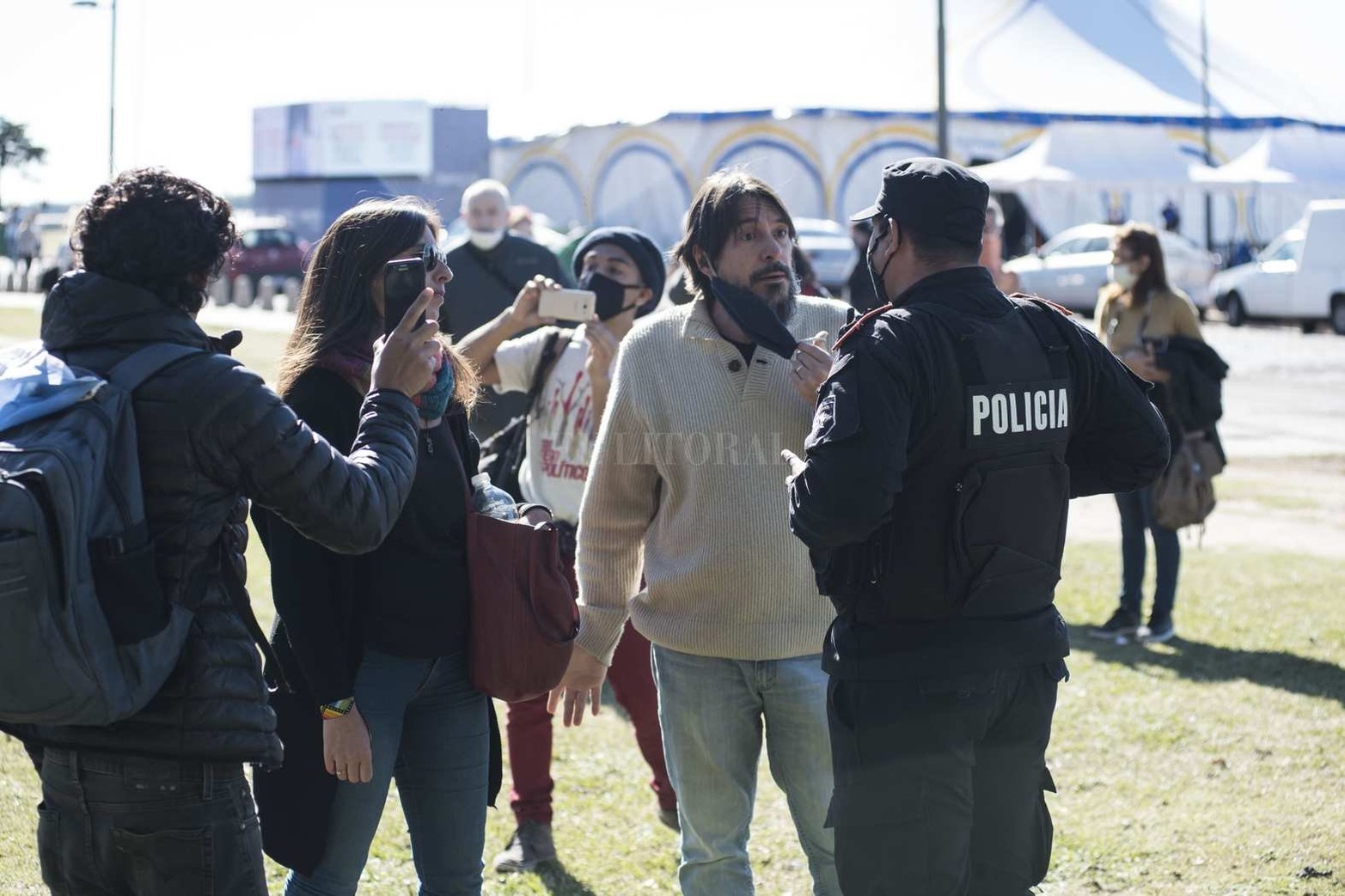 Un grupo numeroso de personas se manifestó en la zona del Monumento en contra de las medidas de aislamiento social que rigen hasta el 30 de junio. La Policía de la Provincia logró despejar la zona y se llevó detenidas a una veintena de personas.