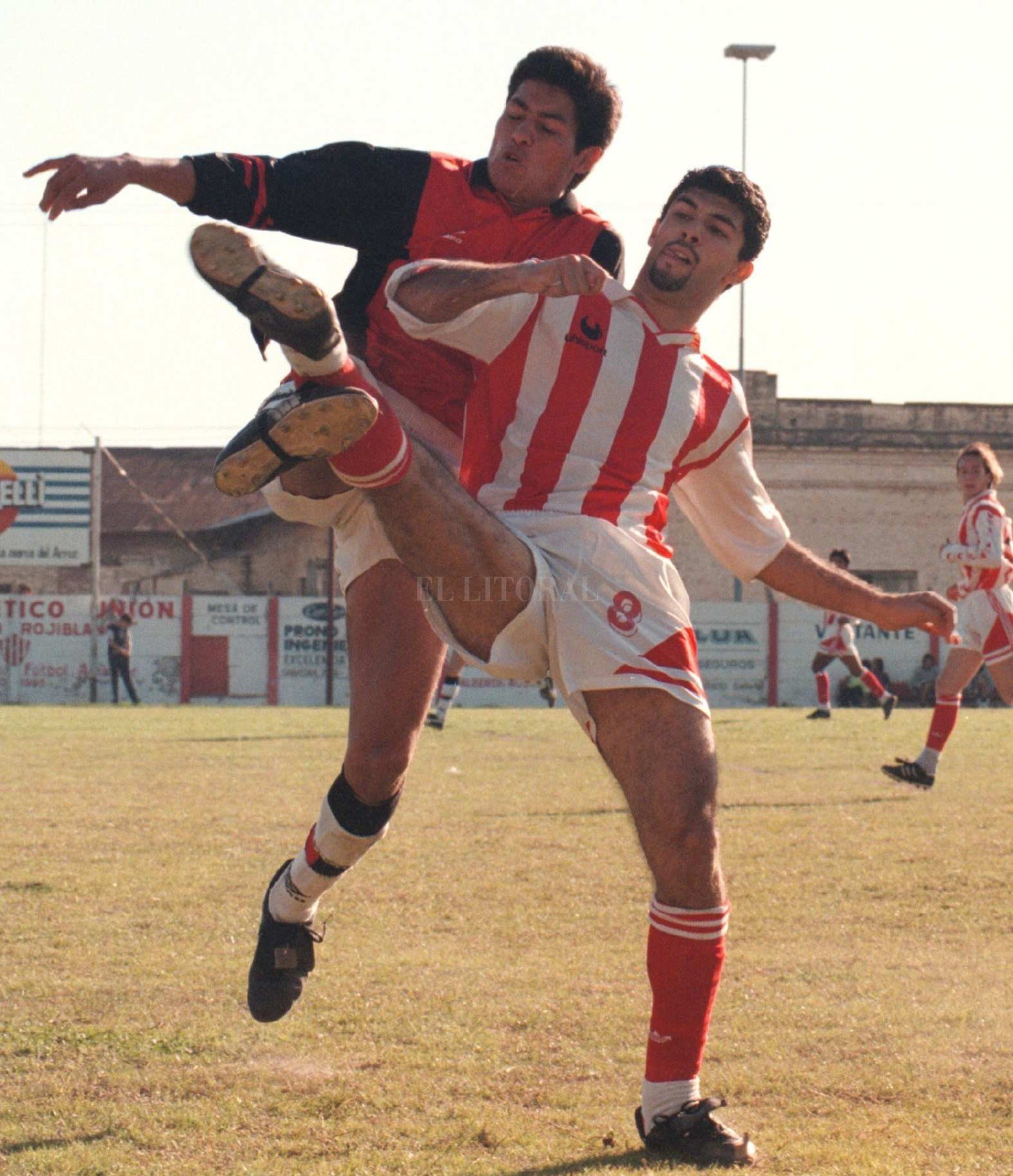 La Liga Santafesina de Fútbol cumplió 90 años de rica historia. Clásico de 1996.