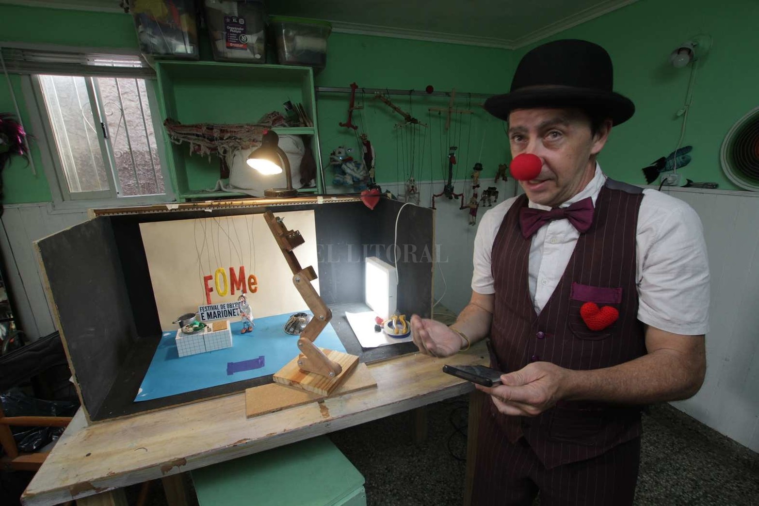 En su taller, donde arma los videos de animación.