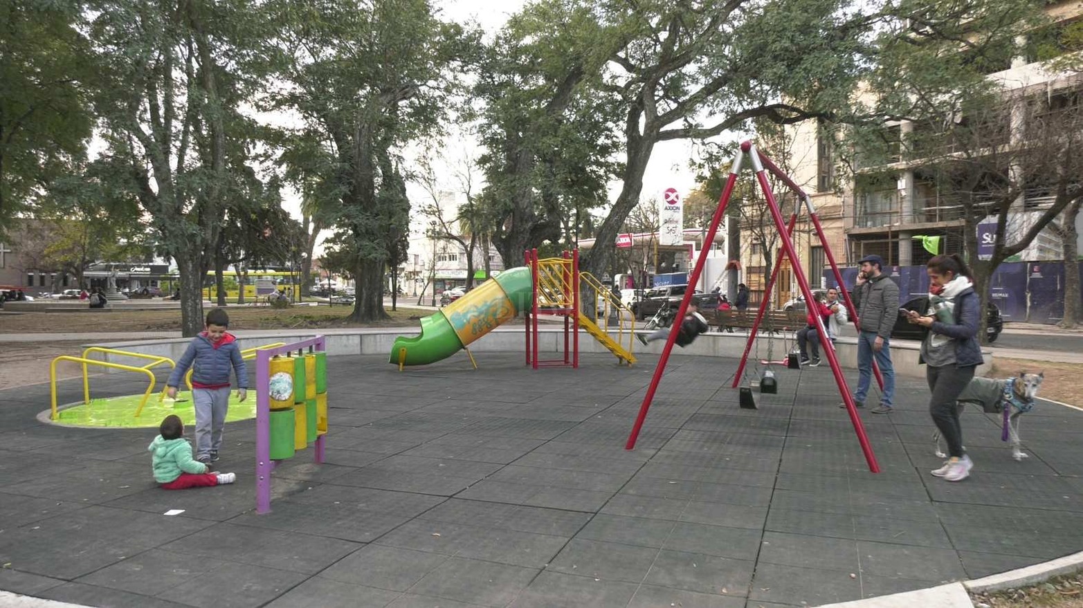 Juegos infantiles en plaza Pueyrredón.