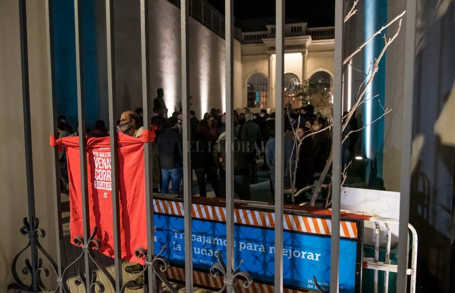 Anoche en el ingreso de la biblioteca Argentina Juan Alvarez.