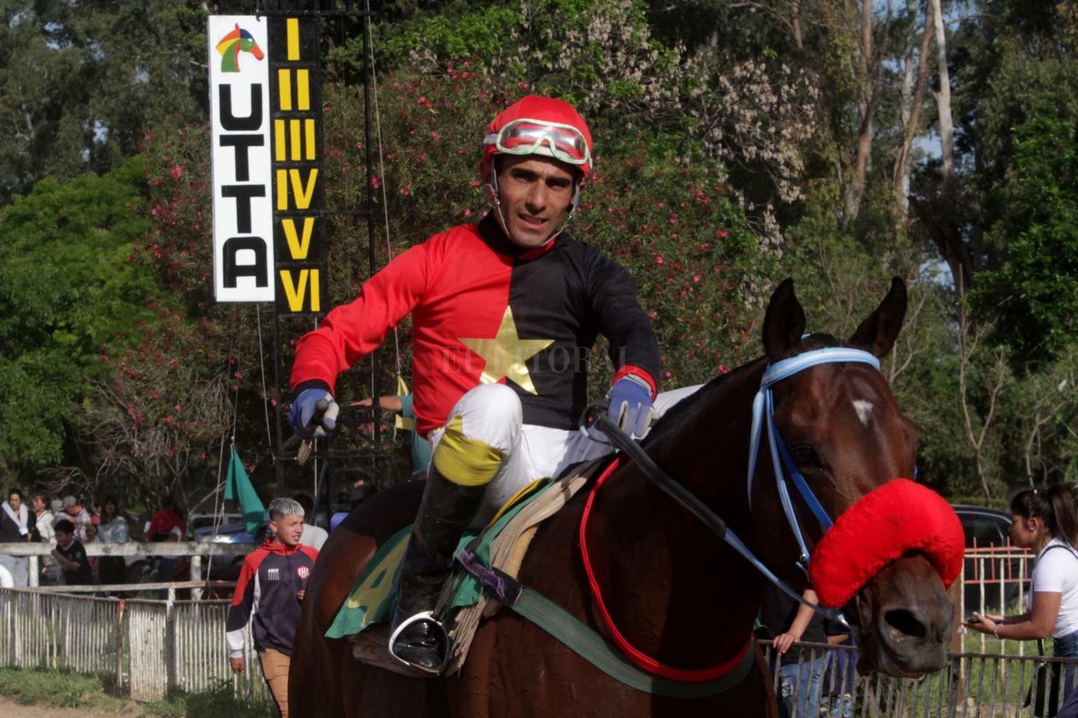 Vida cotidiana en el hipódromo de la Flores en la jornada de sábado con buena asistencia de público.