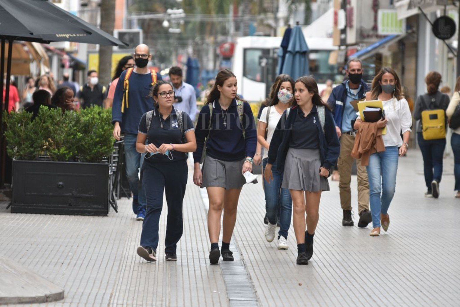 A no relajarse... La responsabilidad individual es una de las mejores medidas para estos tiempos de pandemia. El uso del barbijo, con esta segunda ola, es una práctica que comenzó a notarse hasta en los lugares al aire libre con alta demanda de circulación como lo es la peatonal San Martín. Guillermo Di Salvatore