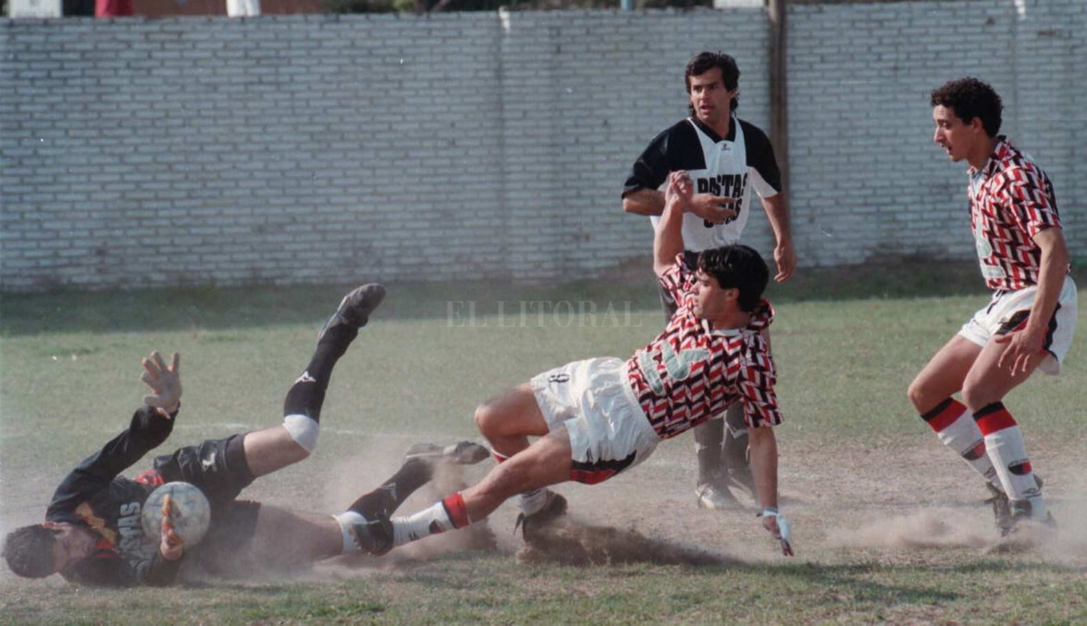 La Liga Santafesina de Fútbol cumplió 90 años de rica historia. Colón vs. Pucará (1995).