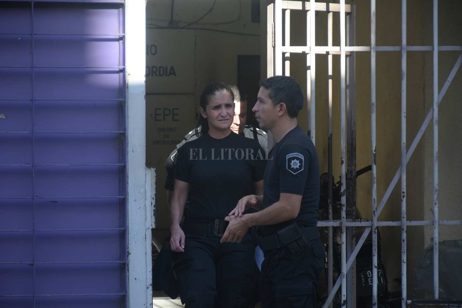 Personal policial de la Comisaría 1ra. y de bomberos subieron hasta el tercer piso, donde rápidamente controlaron la situación y entrevistaron al dueño de casa, un joven de 25 años, el cual explicó las circunstancias en las que se produjo el sucesos.