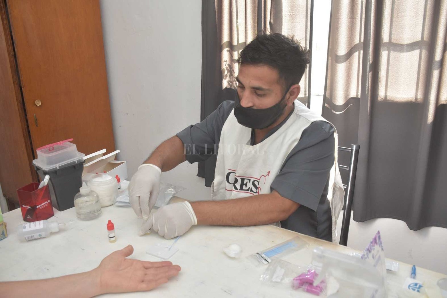 Un pinchazo en el dedo, una gota de sangre, 3 gotas un buffer, una espera de 5 minutos; el agregado de 4 gotas de un segundo buffer, 25 minutos más y, al final, un diagnóstico que puede o no cambiar la vida de una persona. Así de simple y rápido es el test que utiliza el Centro Interdisciplinario de Prevención de Enfermedades de Transmisión Sexual y Sida (Cipress) para detectar la presencia de HIV, el virus que causa Sida