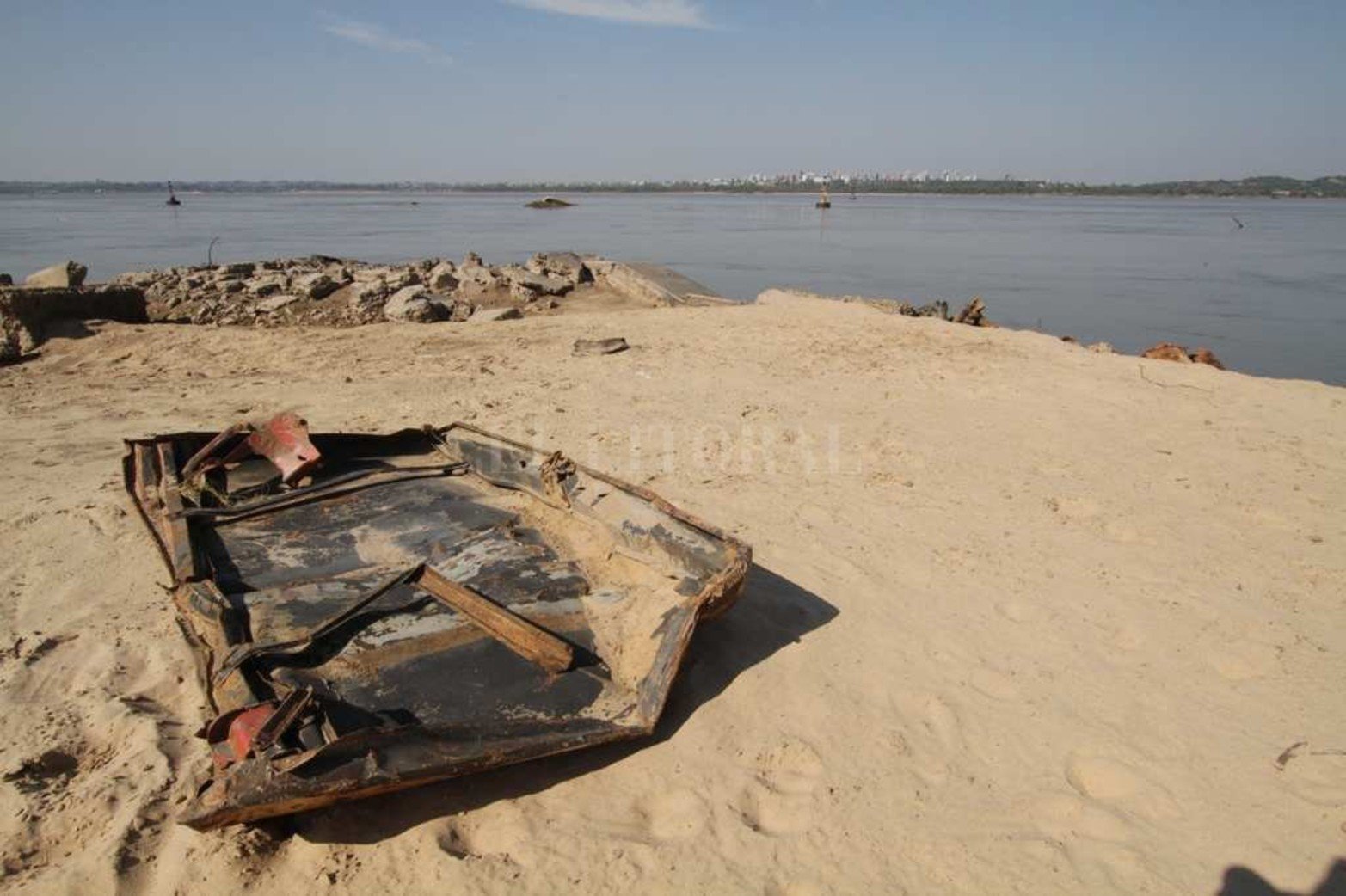 El capot de la camioneta sigue estando.