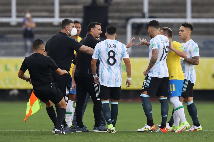 Escándalo en Argentina vs. Brasil. Suspendido a los 6'