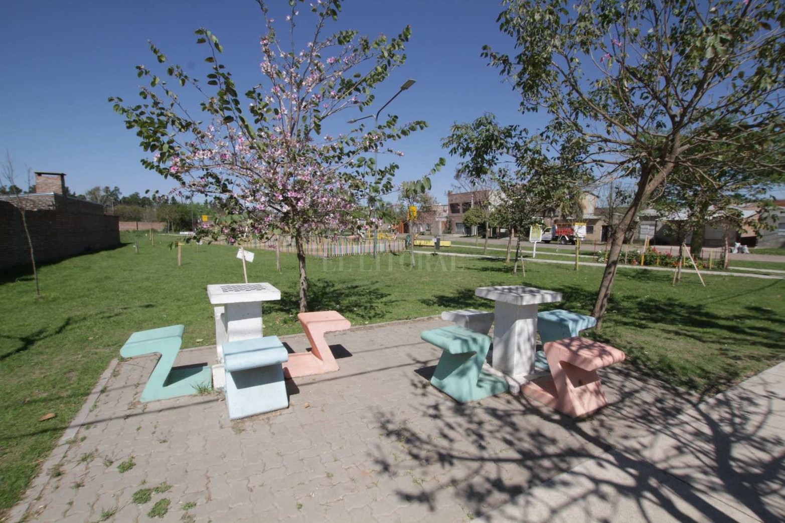 Altos del Valle es uno de los barrios que traza el límite norte de la ciudad con la localidad de Ángel Gallardo. También es el barrio que tiene como particularidad que, de norte a sur, sus calles llevan nombre de flores y, de este a oeste, de árboles.