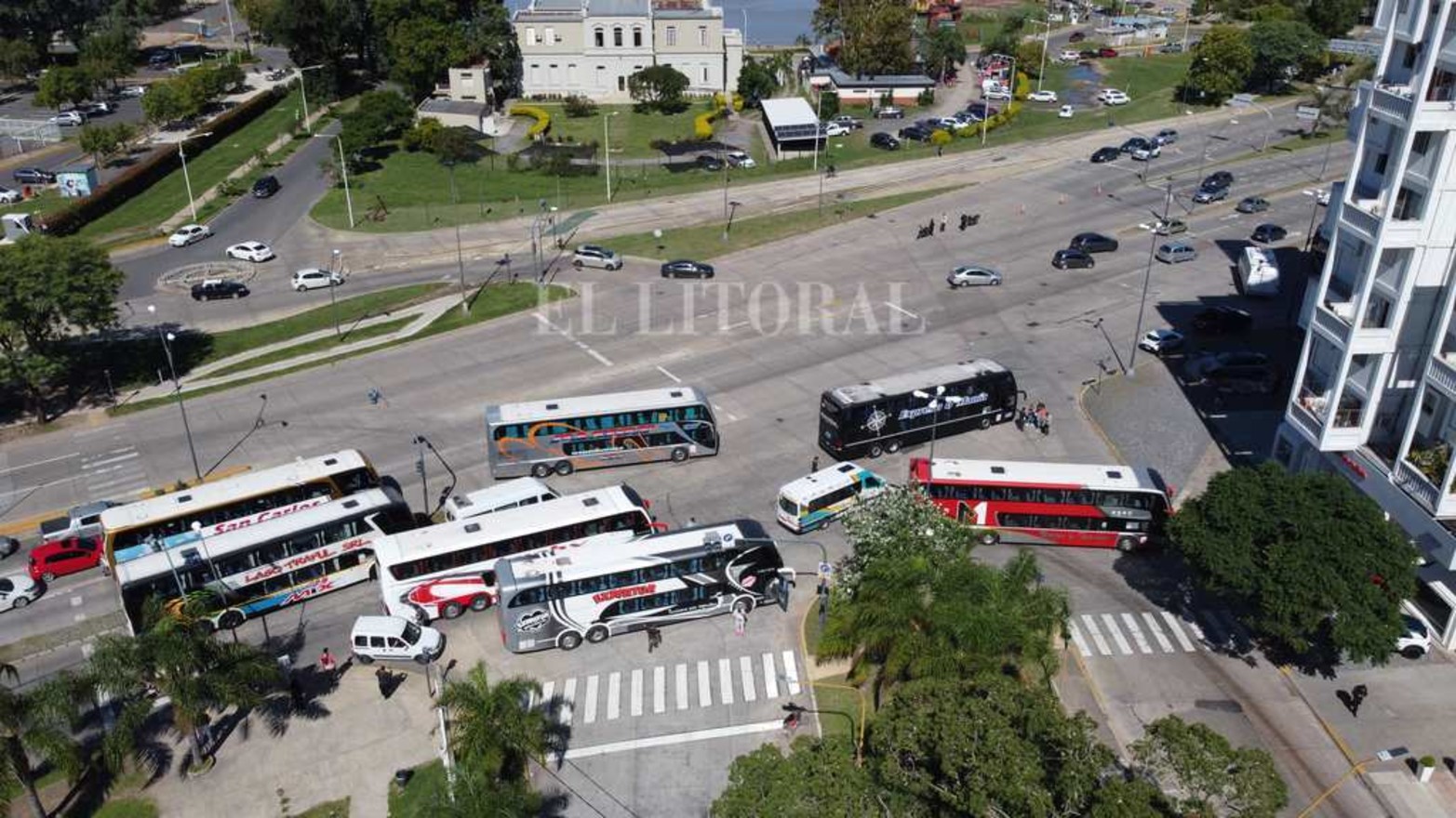 Desde el drone de El Litoral la vista aérea muestra avenida Alem y Belgrano.