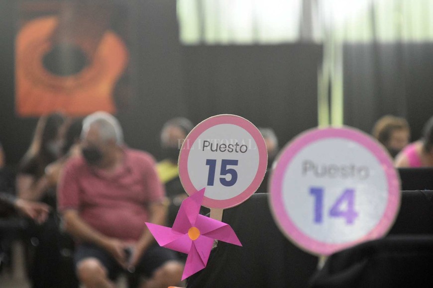 ELLITORAL_GALL_90173 |  Mauricio Garín Vacunación Covid: arrancó en Santa Fe y Rosario la colocación de la tercera dosis de refuerzo
Es para mayores de 70 años y personal de salud que completaron el esquema hace seis meses.