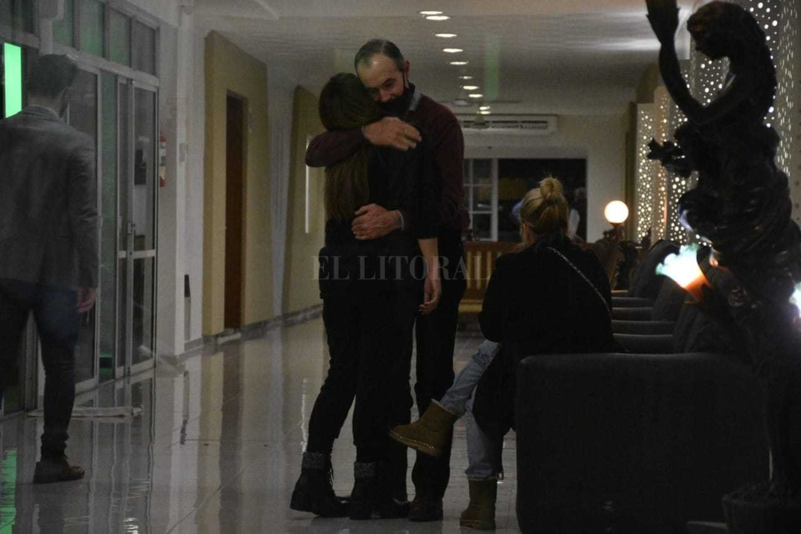 Desde temprano, familiares y allegados acompañan el velatorio del senador nacional. Reutemann murió hoy a los 79 años tras permanecer dos meses hospitalizado.