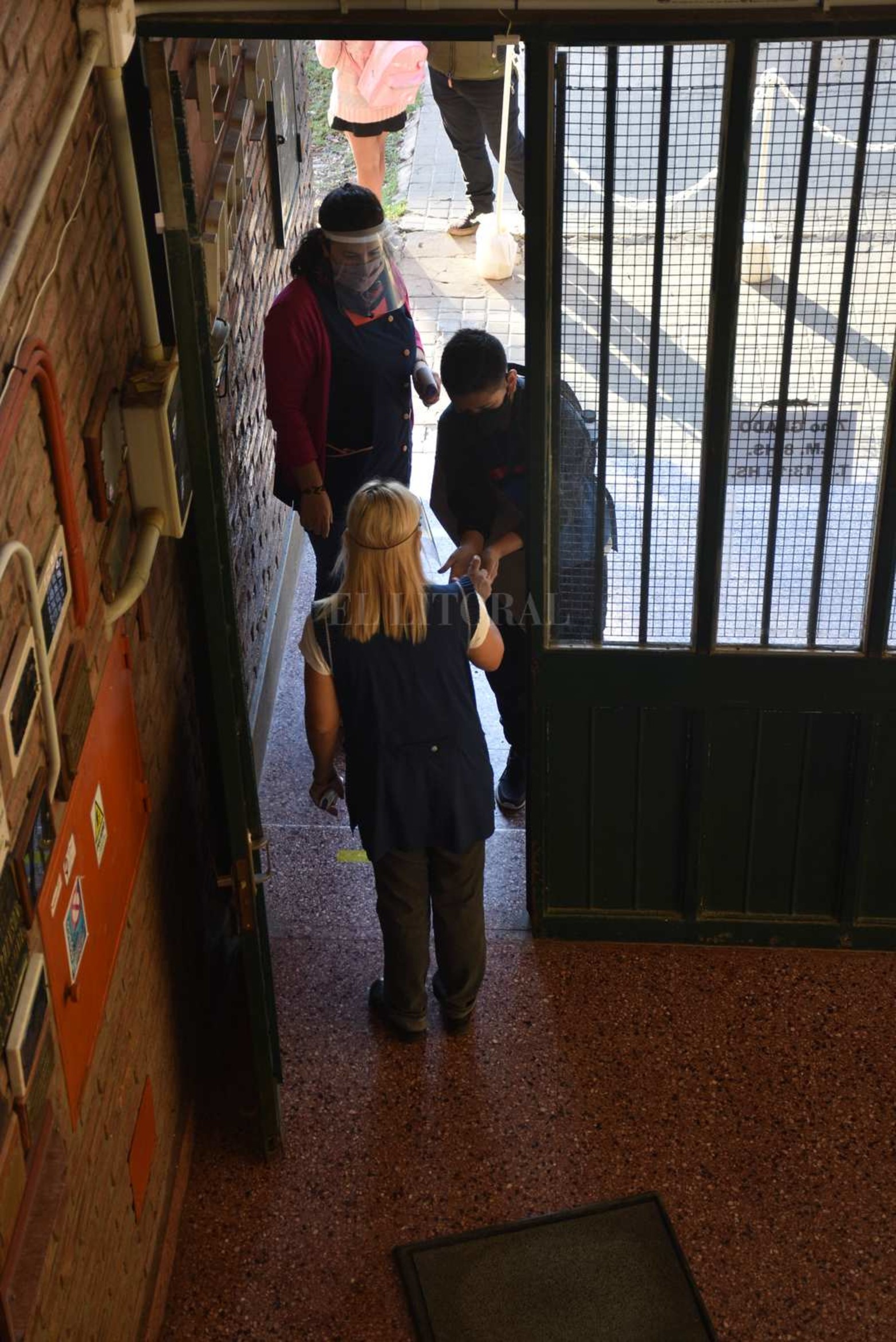Protocolo y burbuja; burbuja y protocolo, son los conceptos que atraviesan la actividad educativa en este primer tramo de 2021 y su cumplimiento permite sostener las aulas abiertas. Como el barbijo que se incorporó a la indumentaria escolar y se usa en todo momento.