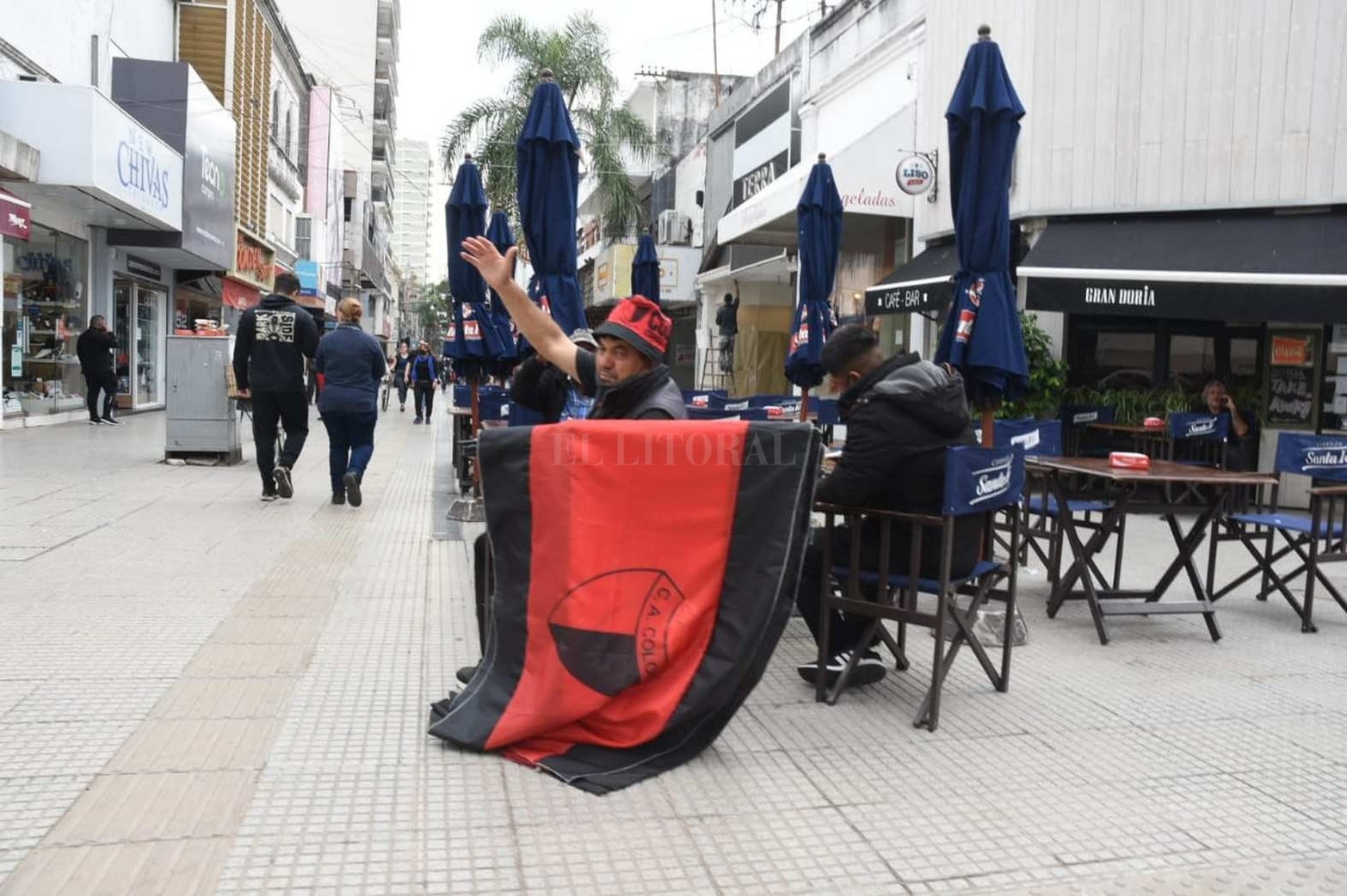 El centro de la ciudad tiene está idiosincrasia en la previa de la final Colón vs. Racing.