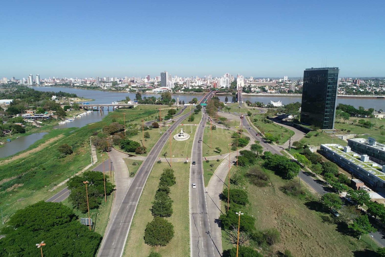 Escultura con historia. La Fuente de la Cordialidad vuelve a lucir sus mejores galas como la puerta de entrada a Santa Fe. Fue restaurada por Eduardo Gómez en un trabajo encargado por el municipio.