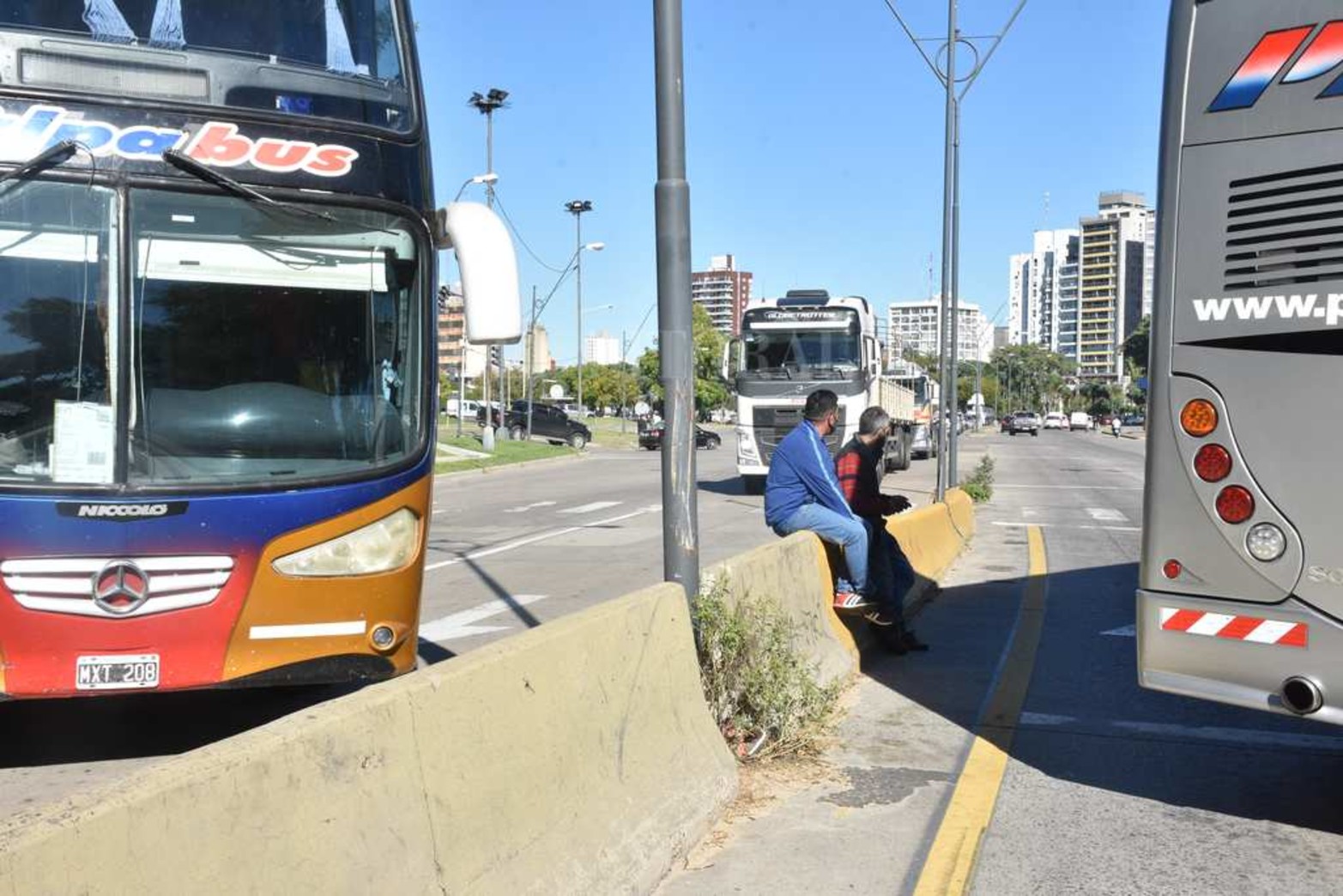 Segundo día de protesta y bloqueo a la terminal de ómnibus. Reclaman la mismas condiciones de trabajo que la líneas regulares de transporte de pasajeros.