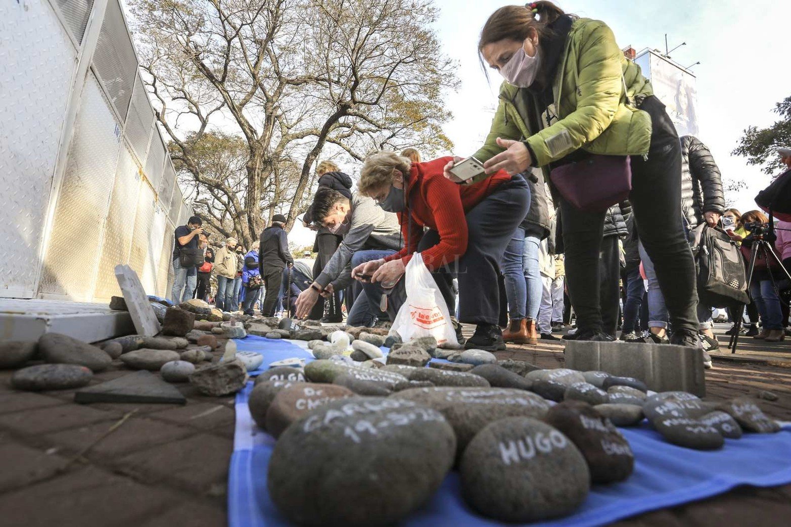 Frente a Casa Rosada y la quinta de Olivos miles de personas llevaron piedras en honor a los familiares muertos por el virus Covid19.