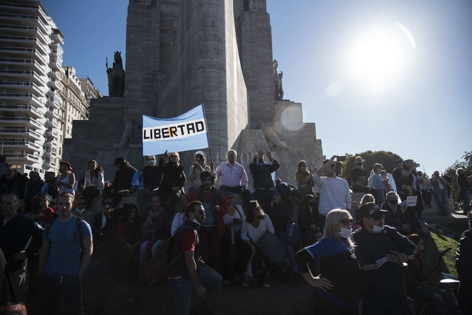 Un grupo numeroso de personas se manifestó en la zona del Monumento en contra de las medidas de aislamiento social que rigen hasta el 30 de junio. La Policía de la Provincia logró despejar la zona y se llevó detenidas a una veintena de personas.
