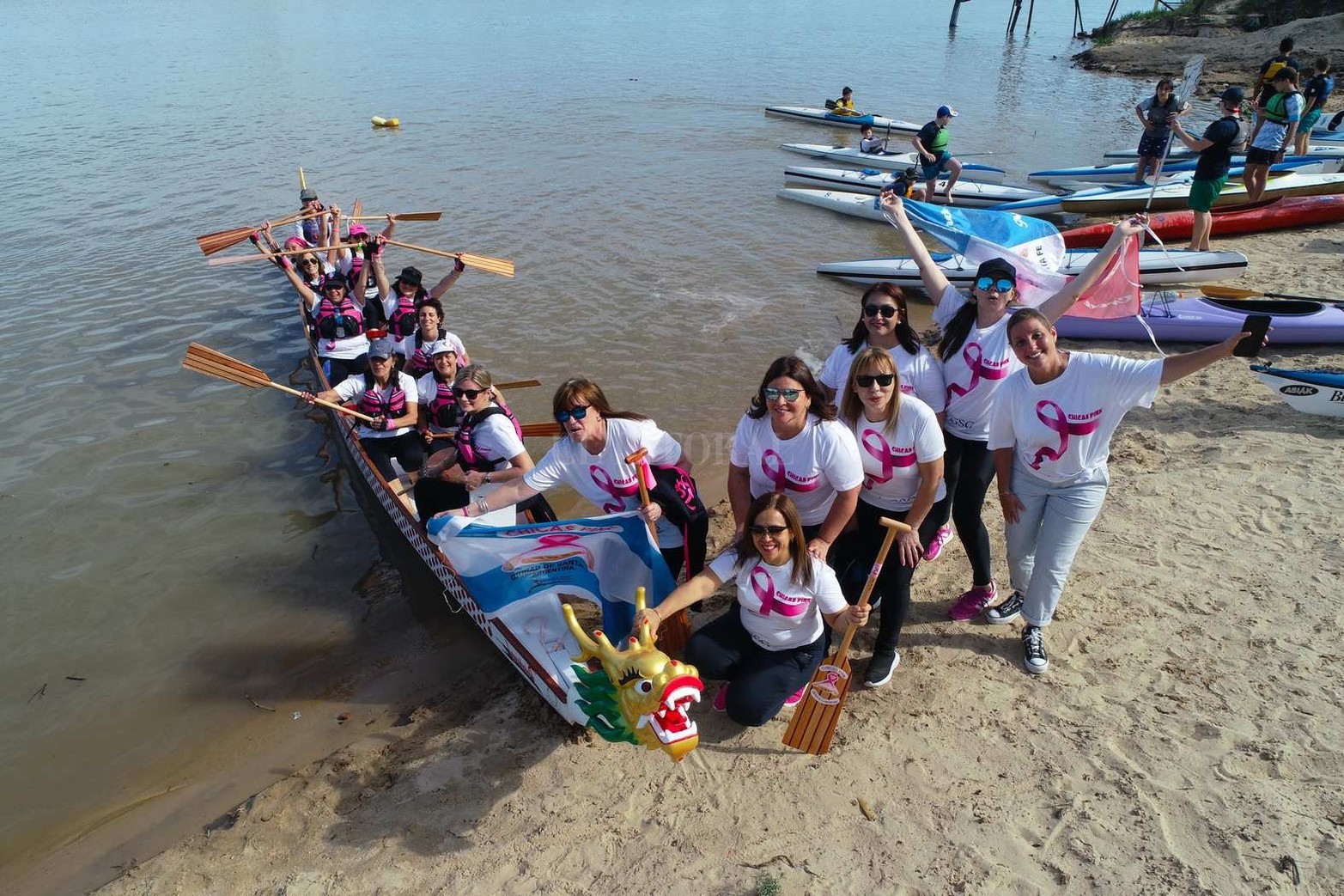 Las chicas Pink cumplieron el sueño de tener su imponente góndola china. Son sobrevivientes de cáncer de mama.