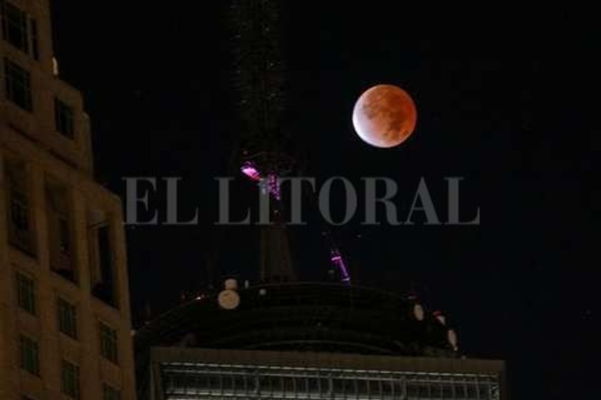Las mejores imágenes del eclipse lunar por el mundo