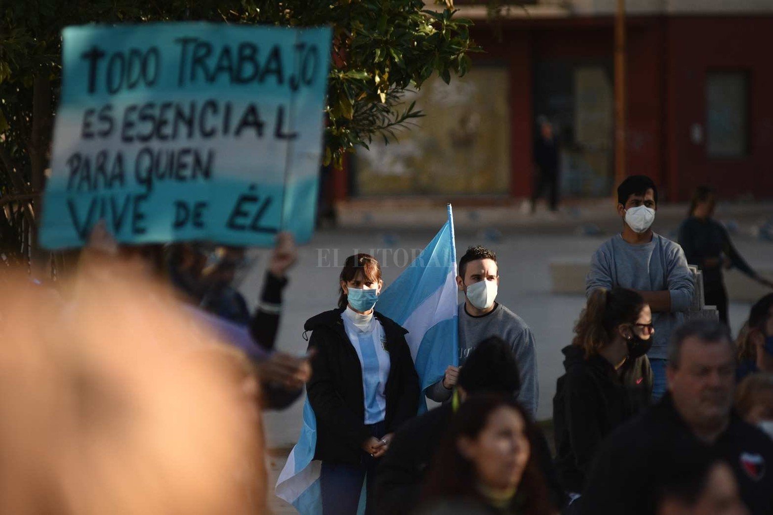 Comerciantes, gastronómicos y propietarios de gimnasios de la ciudad de Santa Fe se dieron cita frente a la Casa de Gobierno para protestar contra el nuevo cierre de actividades por el incremento de casos de coronavirus en la región.