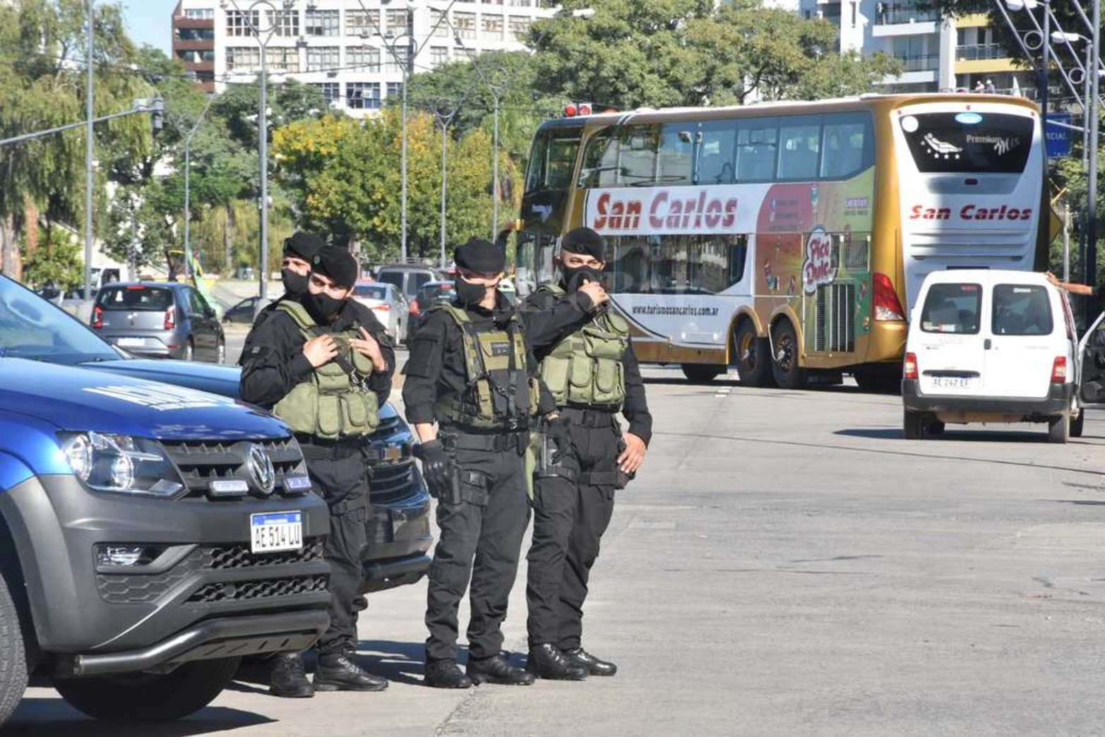 Segundo día de protesta y bloqueo a la terminal de ómnibus. Reclaman la mismas condiciones de trabajo que la líneas regulares de transporte de pasajeros.