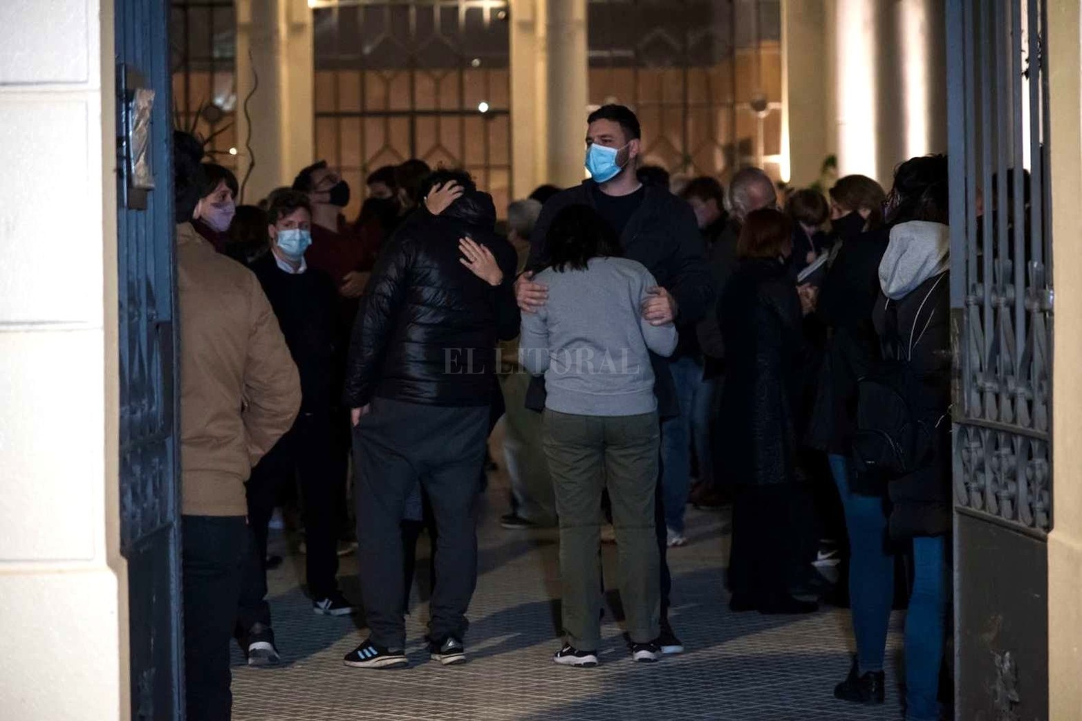 Anoche en el ingreso de la biblioteca Argentina Juan Alvarez.