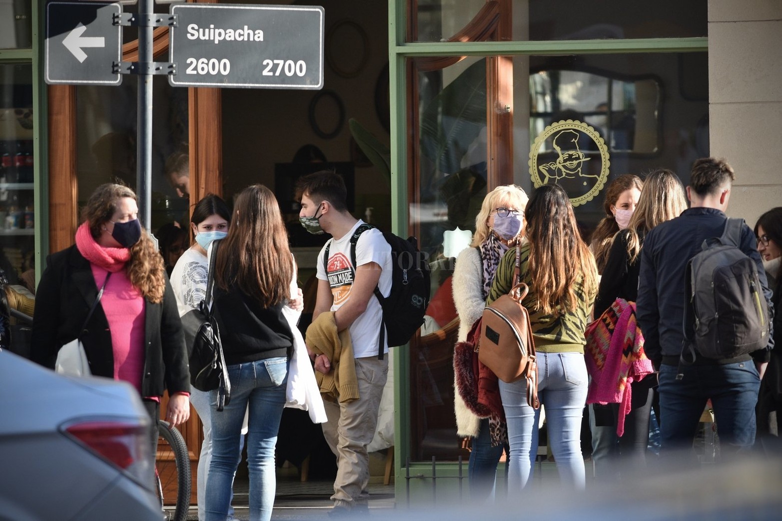 Se celebra el Día del Amigo y muchos grupos de personas salen a festejar en bares, restaurantes y espacios públicos tradicionales de la ciudad.