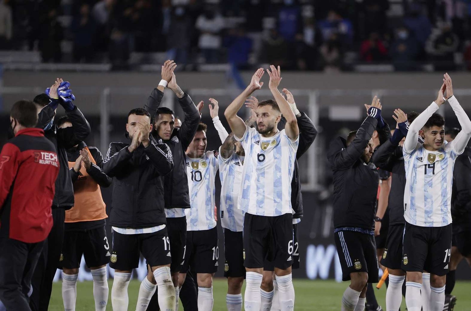 Con Messi como figura Argentina goleó a Bolivia 3 a 0 en el estadio Monumental, que contó con el regreso del público a las tribunas. Todos los goles fueron convertidos por el "10".
