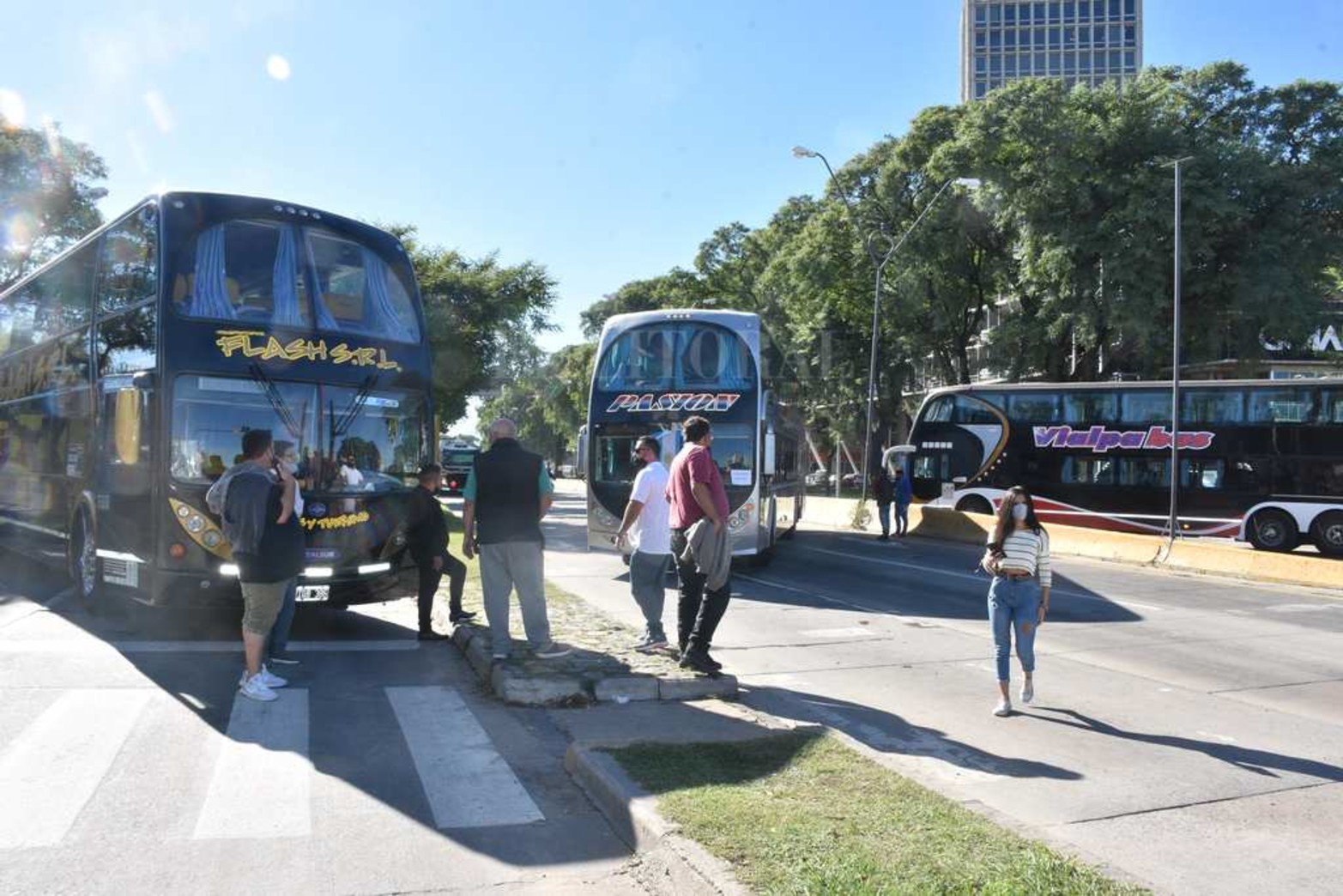 Segundo día de protesta y bloqueo a la terminal de ómnibus. Reclaman la mismas condiciones de trabajo que la líneas regulares de transporte de pasajeros.