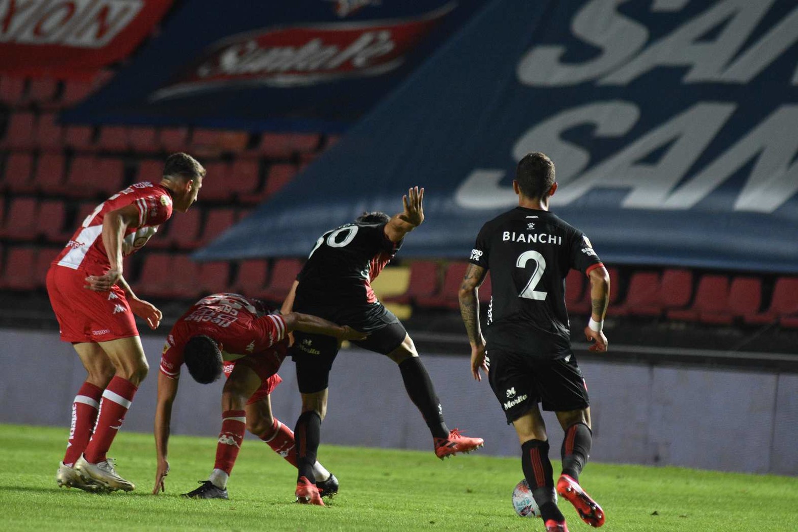 La disputa por cada pelota llevó a tener escenas como esta.