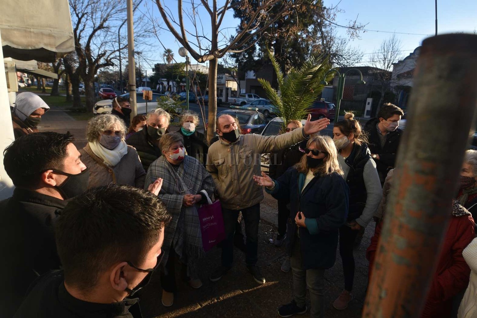 Vecinos de barrio Guadalupe protestaron este martes ante la seccional octava, reclamando por hechos de inseguridad que ocurren con mucha frecuencia en la zona.