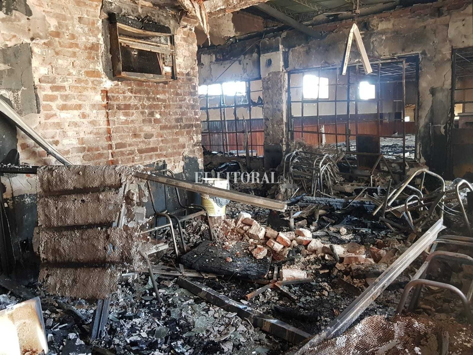Un incendio de magnitud se desató en el interior del Club Social y Deportivo Santa Rosa. El fuego se concentró en la planta alta, en la sala de reunión de comisión directiva. Los daños fueron totales.