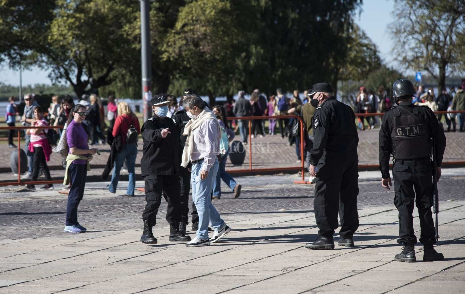 Un grupo numeroso de personas se manifestó en la zona del Monumento en contra de las medidas de aislamiento social que rigen hasta el 30 de junio. La Policía de la Provincia logró despejar la zona y se llevó detenidas a una veintena de personas.