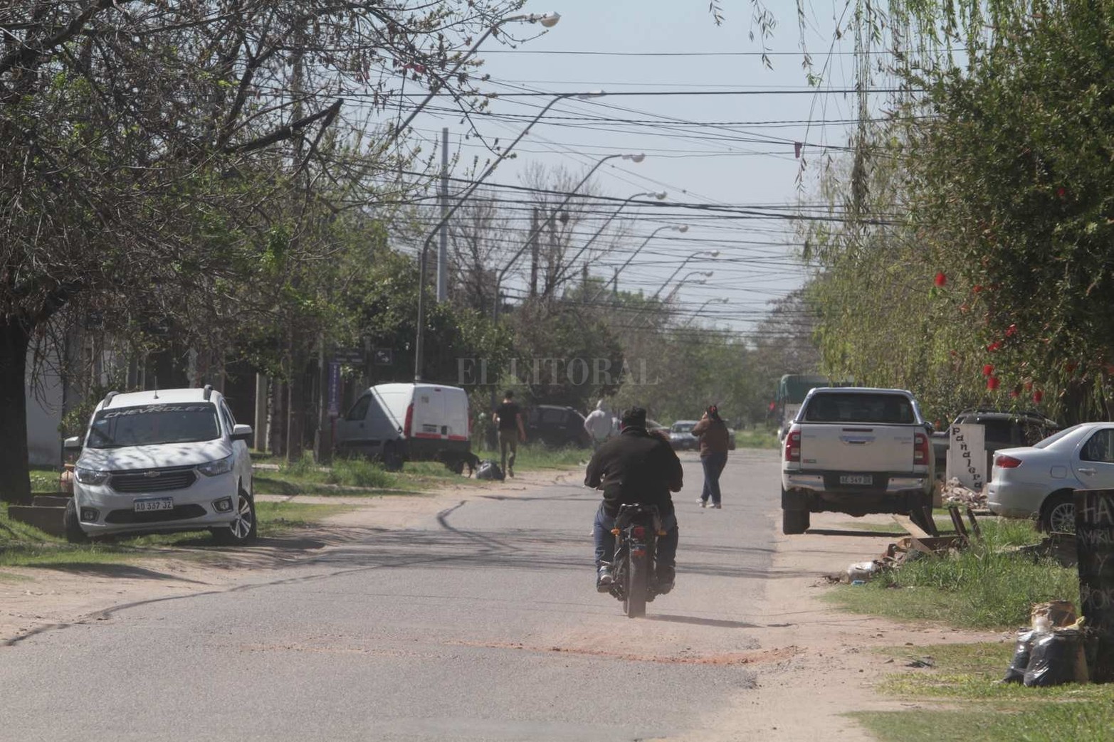 Altos del Valle es uno de los barrios que traza el límite norte de la ciudad con la localidad de Ángel Gallardo. También es el barrio que tiene como particularidad que, de norte a sur, sus calles llevan nombre de flores y, de este a oeste, de árboles.