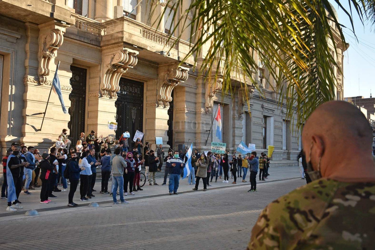 Comerciantes, gastronómicos y propietarios de gimnasios de la ciudad de Santa Fe se dieron cita frente a la Casa de Gobierno para protestar contra el nuevo cierre de actividades por el incremento de casos de coronavirus en la región.